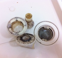 洗濯パン排水トラップ洗浄前