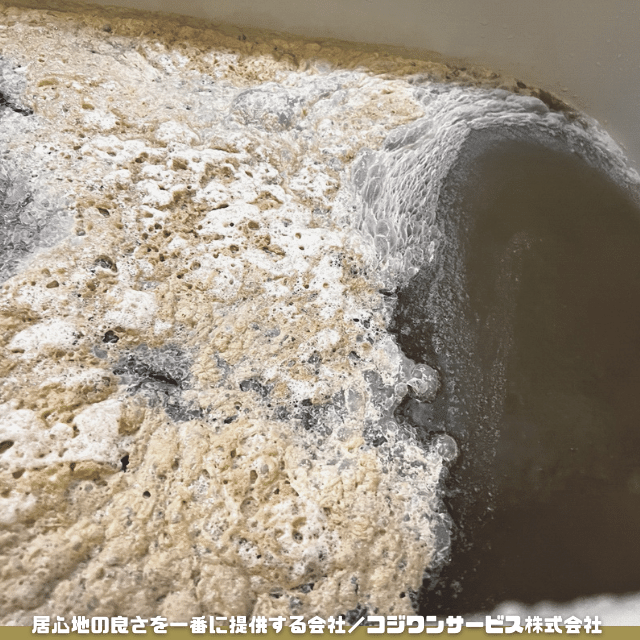 風呂釜追い焚き配管洗浄で出た汚れ