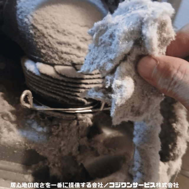 ダクトから漏れ出たホコリ ダクトから漏れ出たホコリ